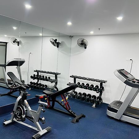 May De Ville Crown Hotel 하노이 외부 사진 A gym in a hotel