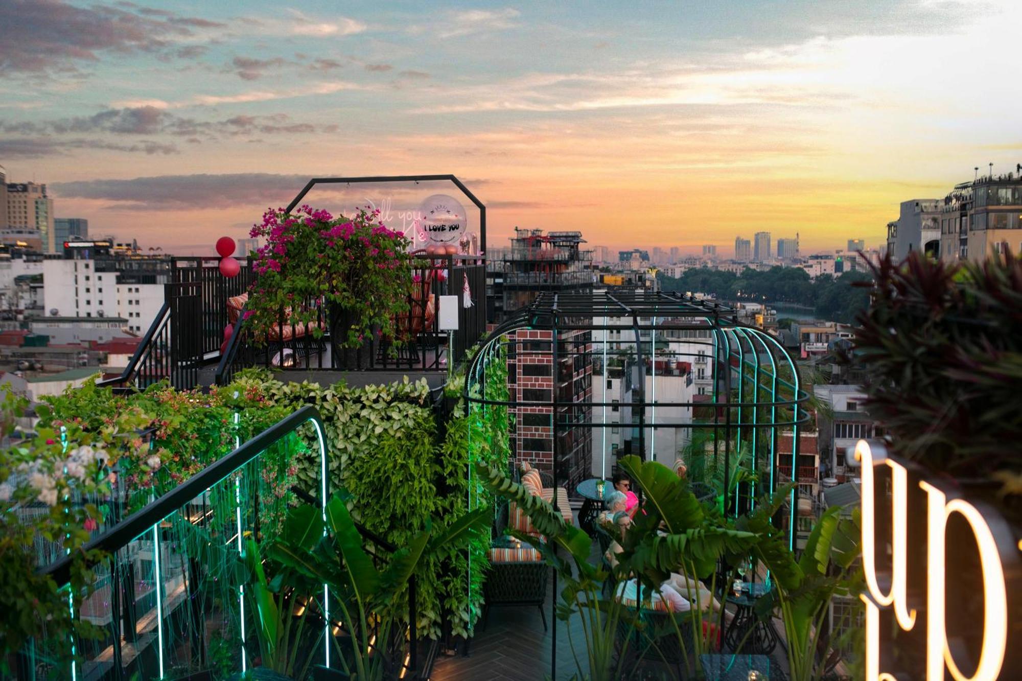 May De Ville Crown Hotel 하노이 외부 사진 Rooftop garden in Mexico City