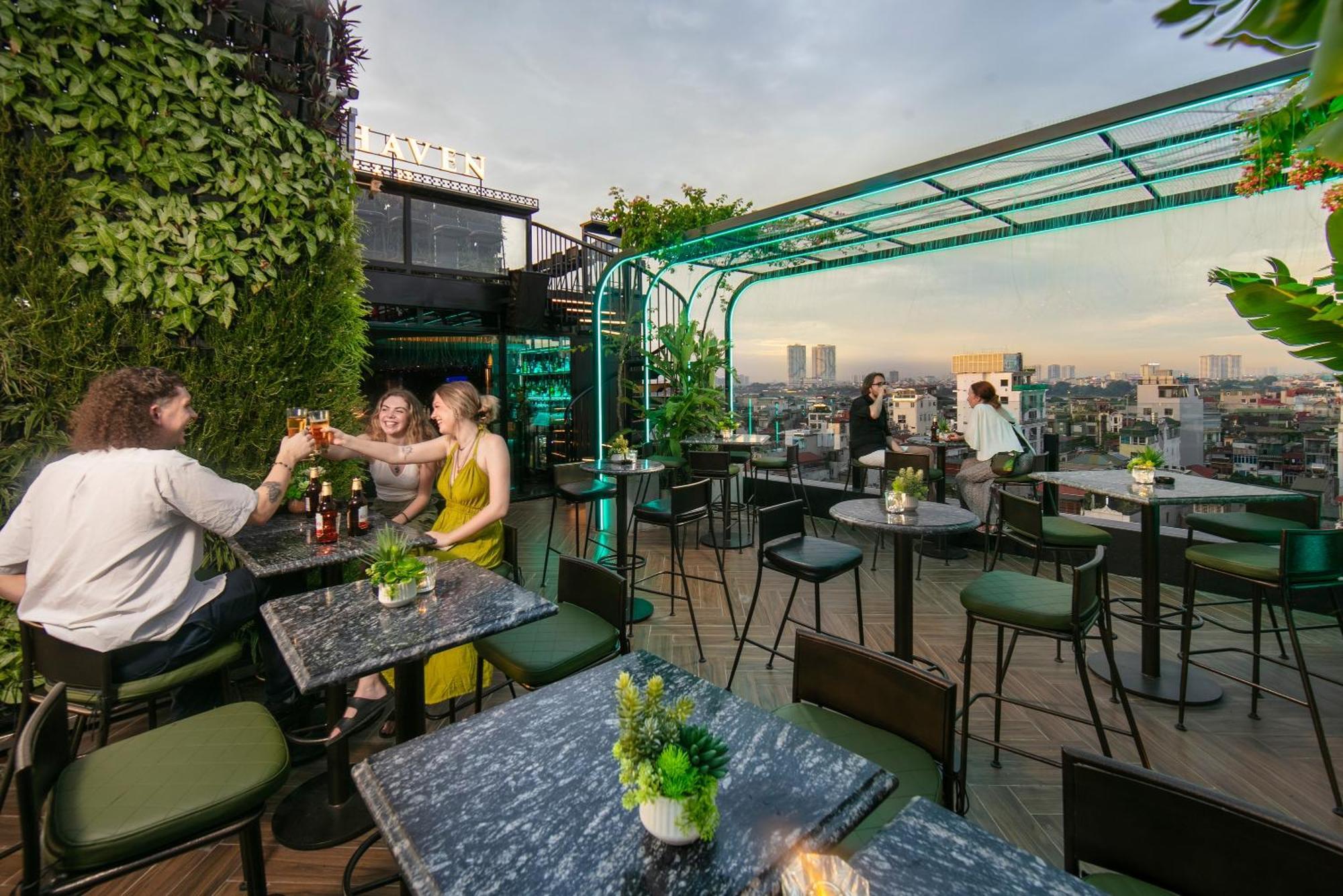 May De Ville Crown Hotel 하노이 외부 사진 The rooftop bar