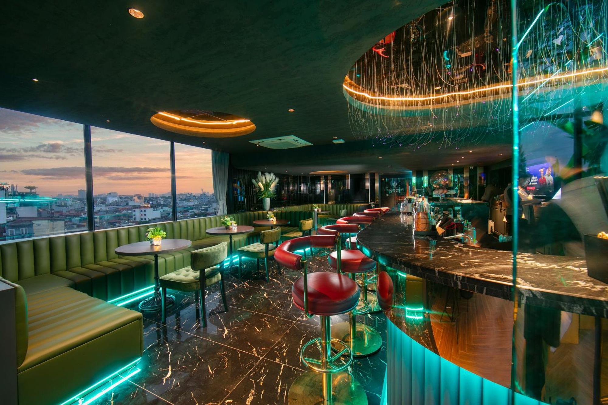 May De Ville Crown Hotel 하노이 외부 사진 The 360° Sky Bar