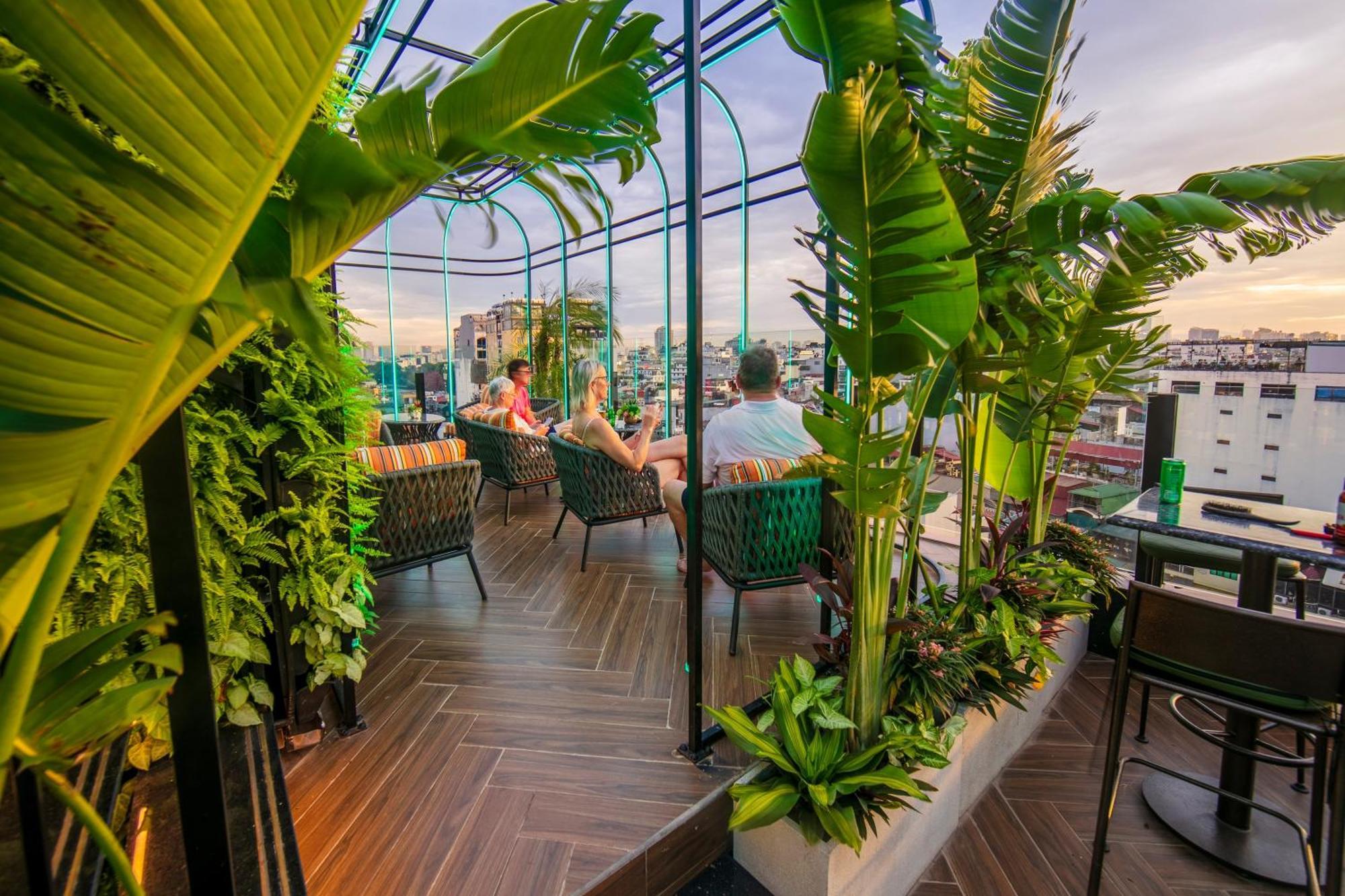 May De Ville Crown Hotel 하노이 외부 사진 The rooftop bar at the hotel