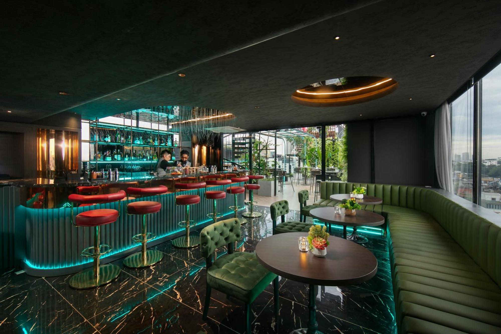 May De Ville Crown Hotel 하노이 외부 사진 The bar at the 12th floor