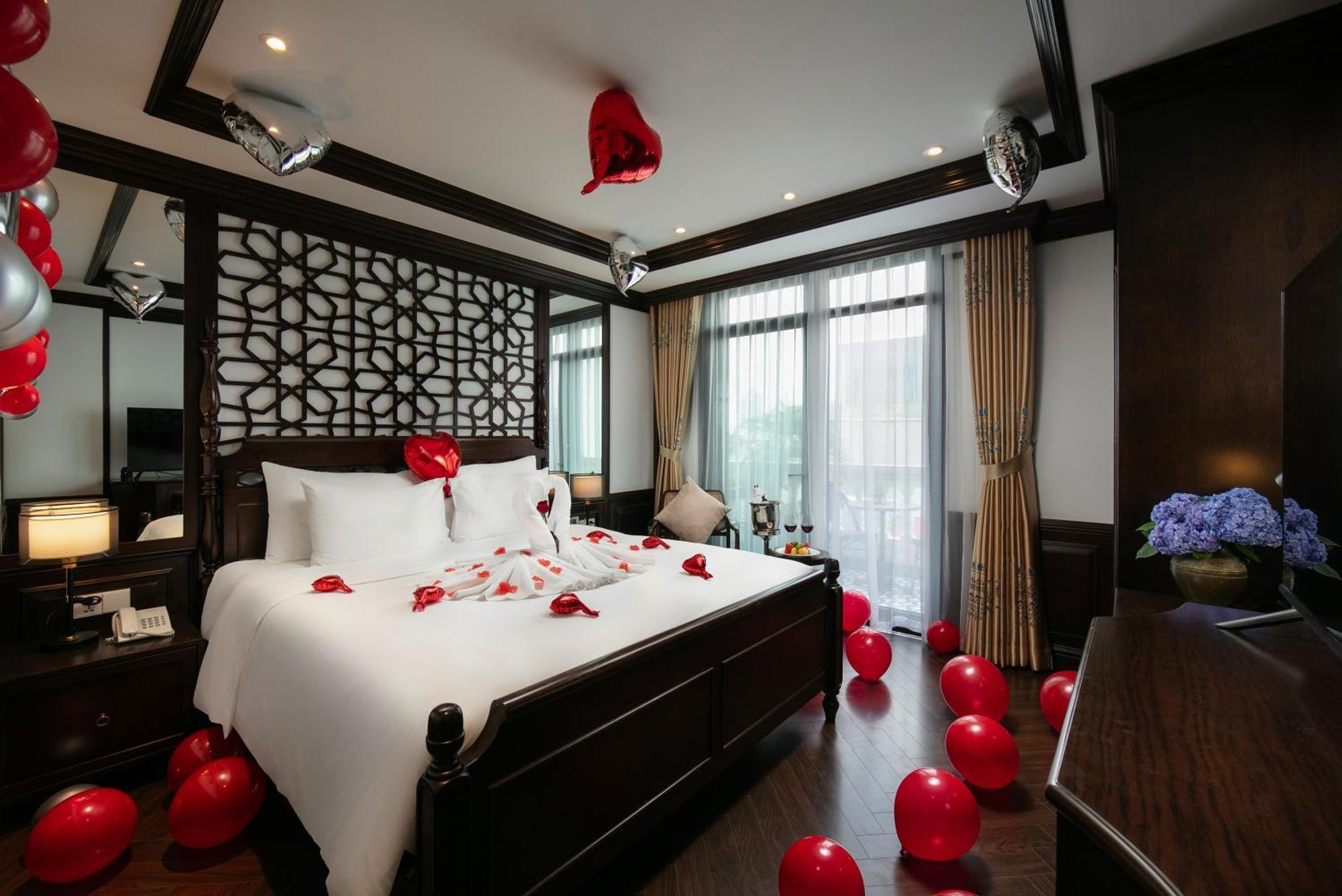 May De Ville Crown Hotel 하노이 외부 사진 A suite at the hotel