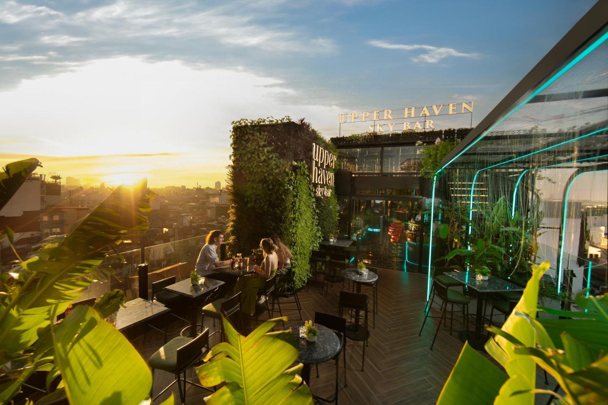 May De Ville Crown Hotel 하노이 외부 사진 The rooftop bar at the hotel
