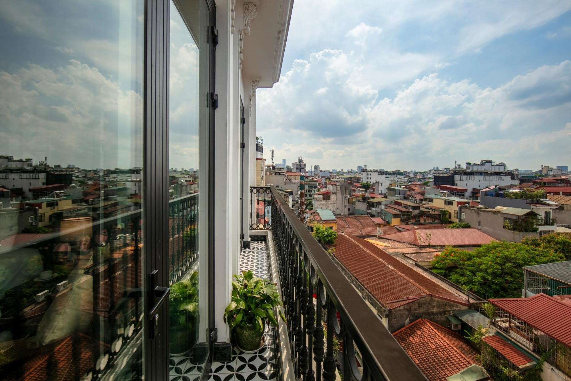 May De Ville Crown Hotel 하노이 외부 사진 A view of the city from the balcony of a house in the district