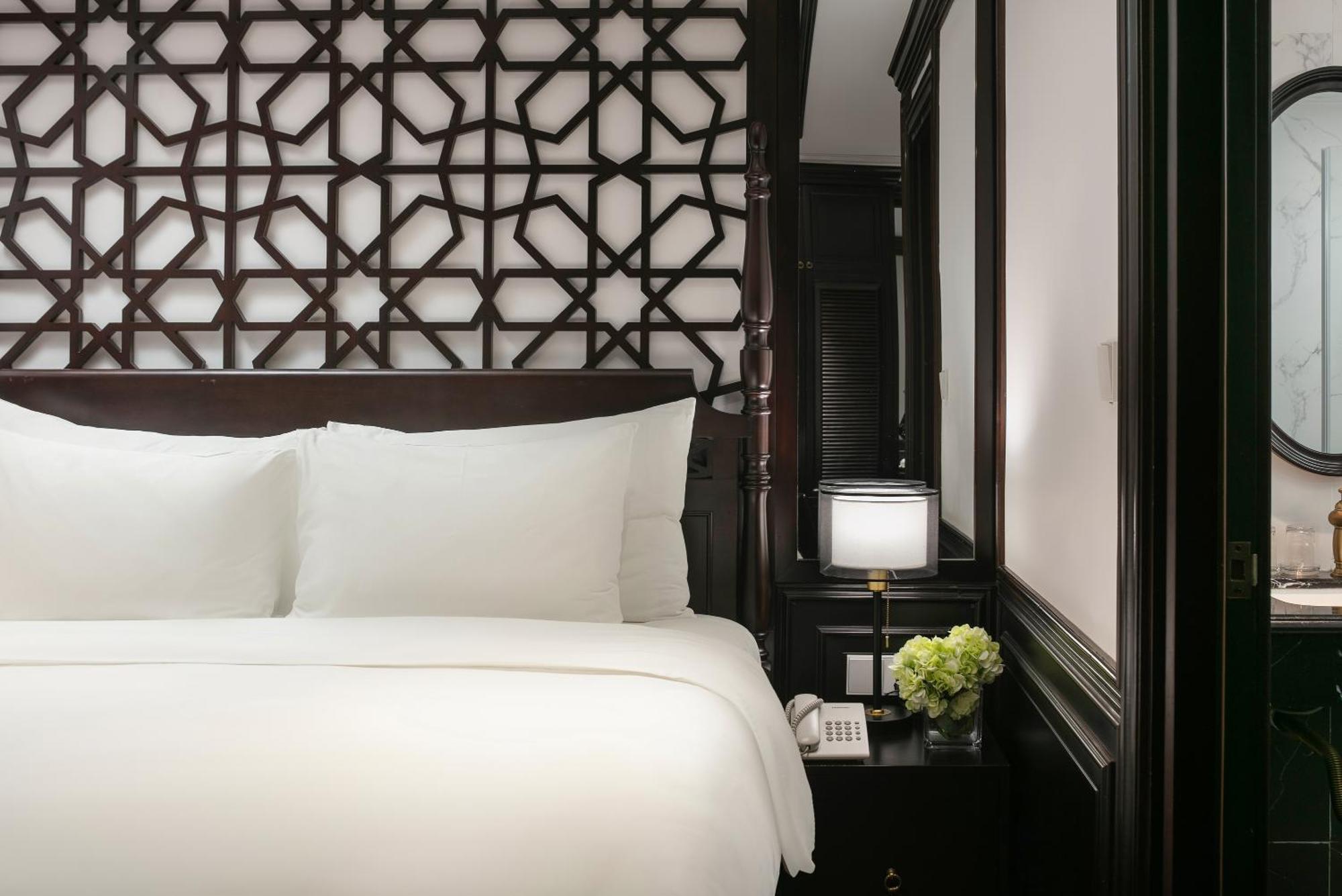 May De Ville Crown Hotel 하노이 외부 사진 A bedroom at the Mandarin Oriental, Hanoi