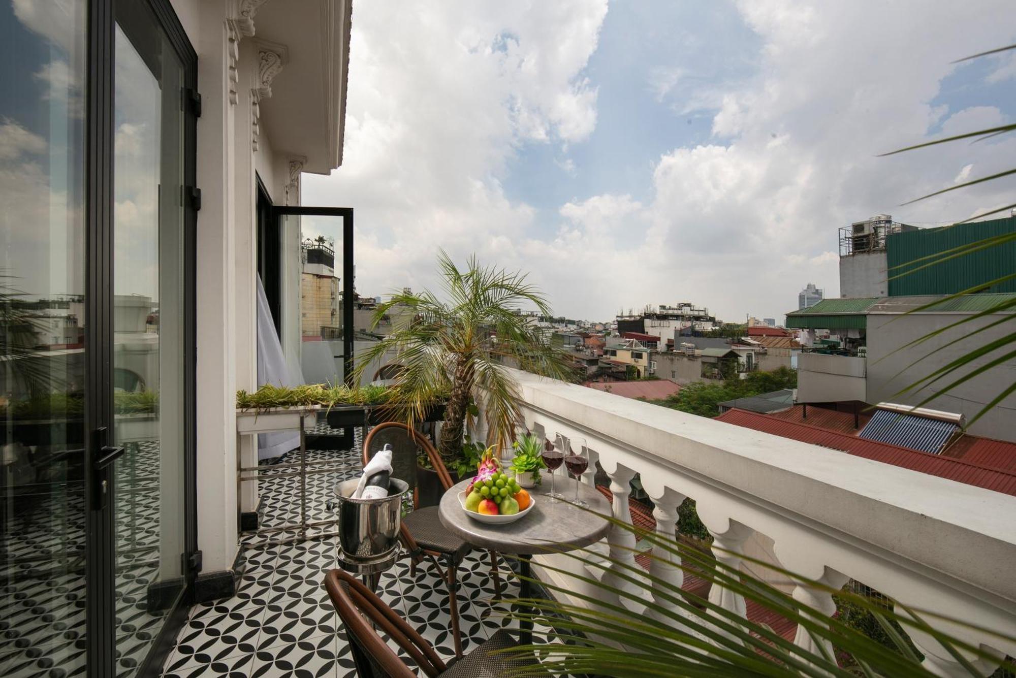 May De Ville Crown Hotel 하노이 외부 사진 A balcony in Mexico City