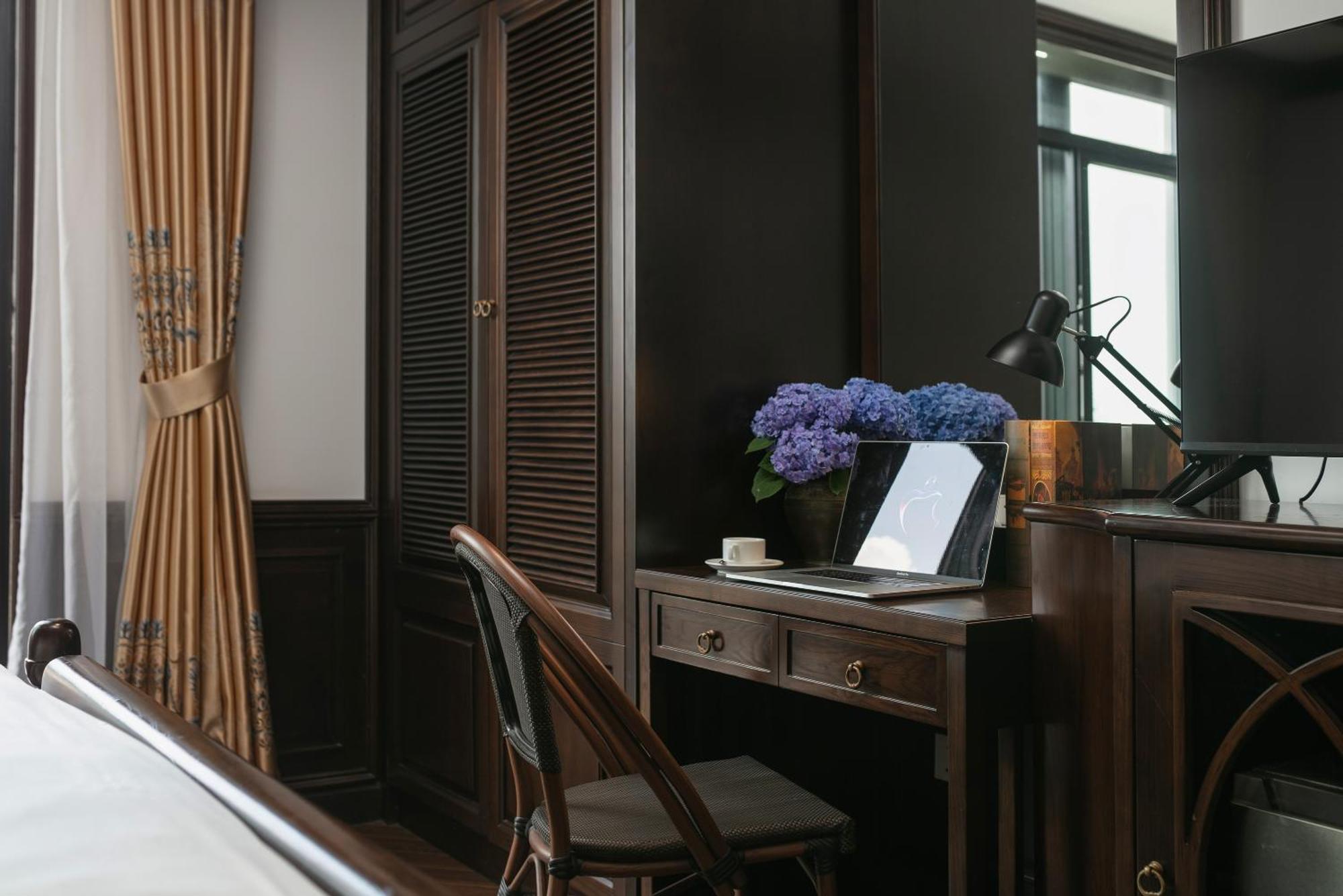 May De Ville Crown Hotel 하노이 외부 사진 A room at the hotel