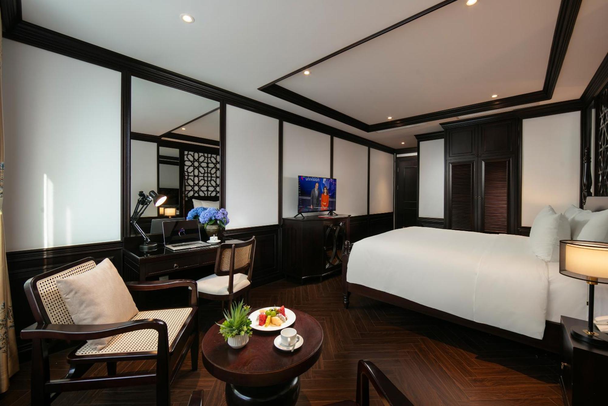 May De Ville Crown Hotel 하노이 외부 사진 Deluxe Suite