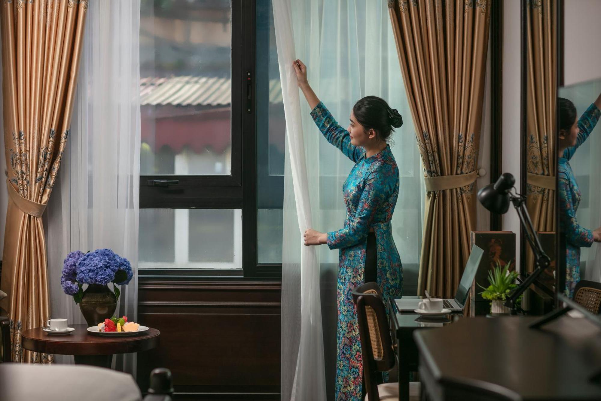 May De Ville Crown Hotel 하노이 외부 사진 A Singapore Airlines flight attendant in the new kebaya
