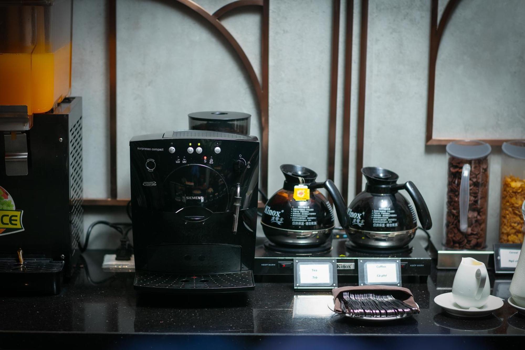 May De Ville Crown Hotel 하노이 외부 사진 A coffee machine