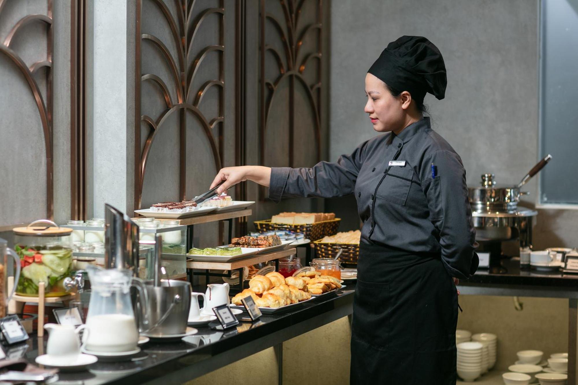May De Ville Crown Hotel 하노이 외부 사진 A cook at work
