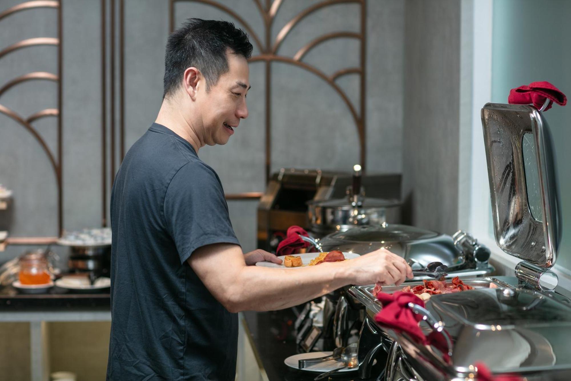 May De Ville Crown Hotel 하노이 외부 사진 Chef preparing food at a buffet