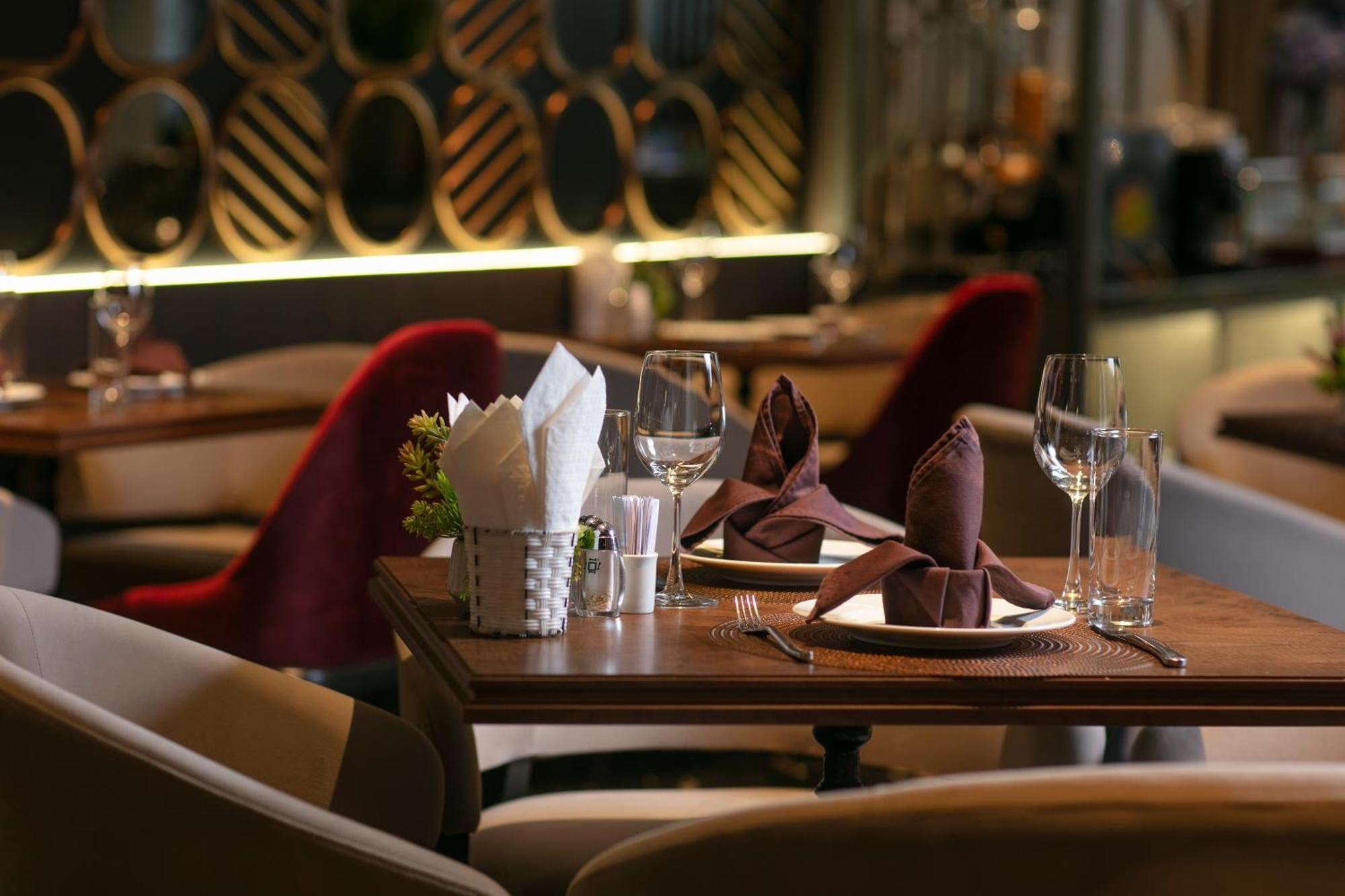 May De Ville Crown Hotel 하노이 외부 사진 The interior of the restaurant