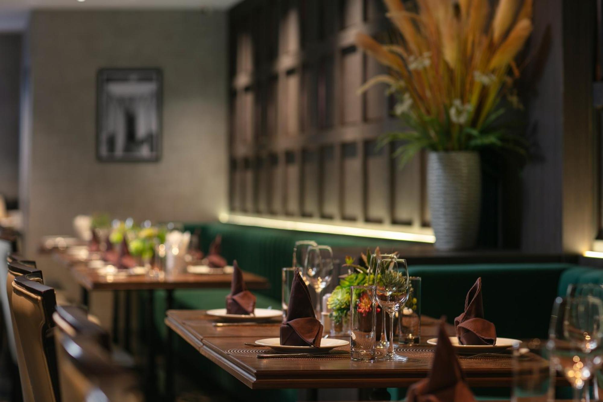 May De Ville Crown Hotel 하노이 외부 사진 The interior of the restaurant