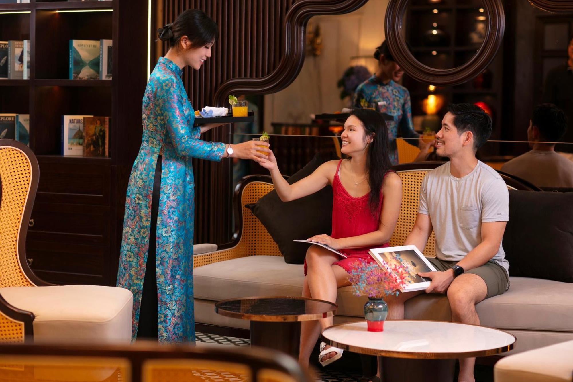 May De Ville Crown Hotel 하노이 외부 사진 A Vietnamese woman wearing an áo dài