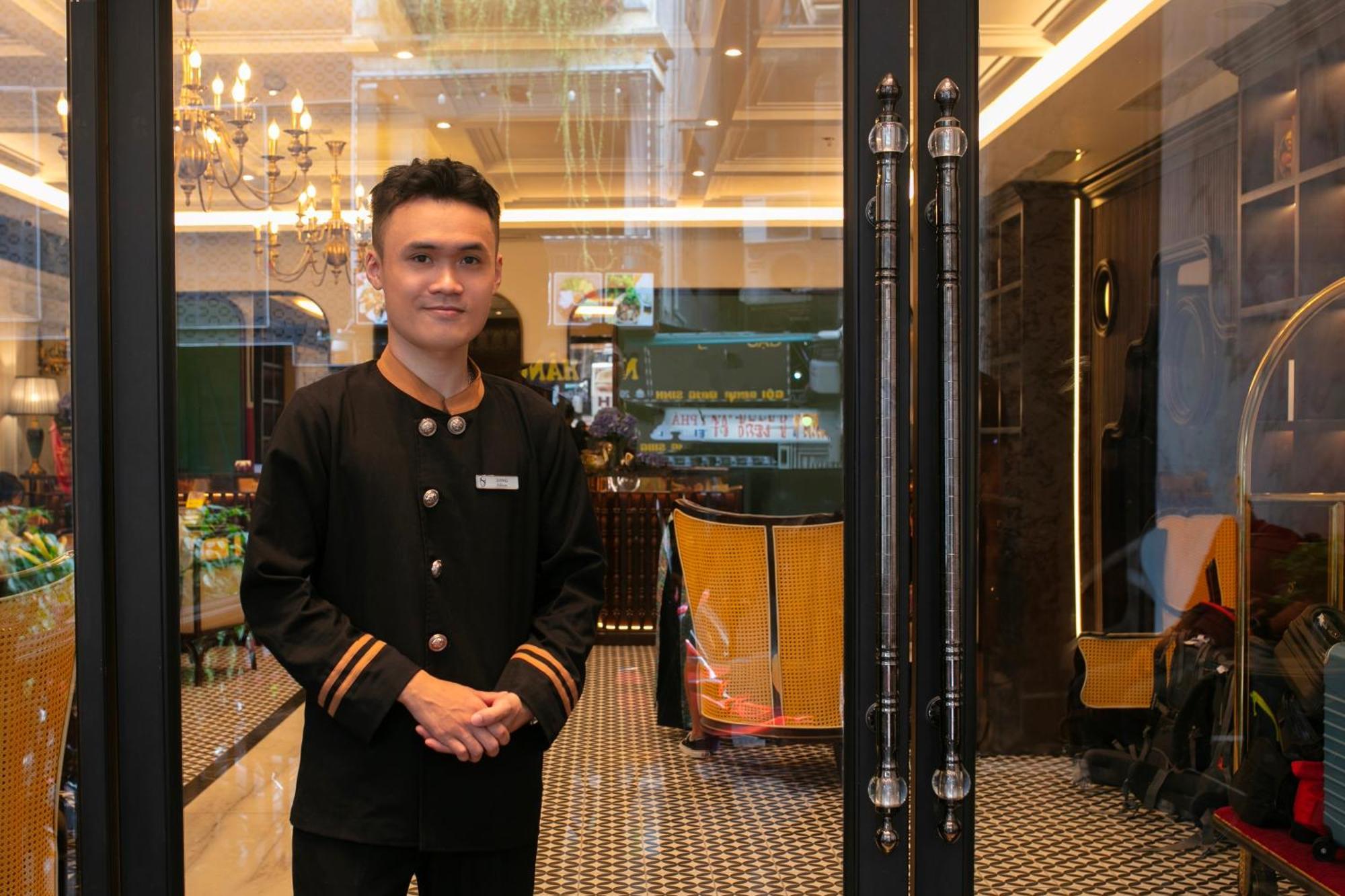 May De Ville Crown Hotel 하노이 외부 사진 A doorman at the entrance of a hotel in Kuala Lumpur, Malaysia