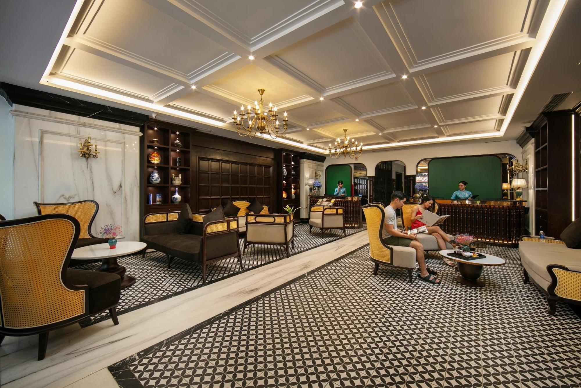 May De Ville Crown Hotel 하노이 외부 사진 The lobby of the hotel