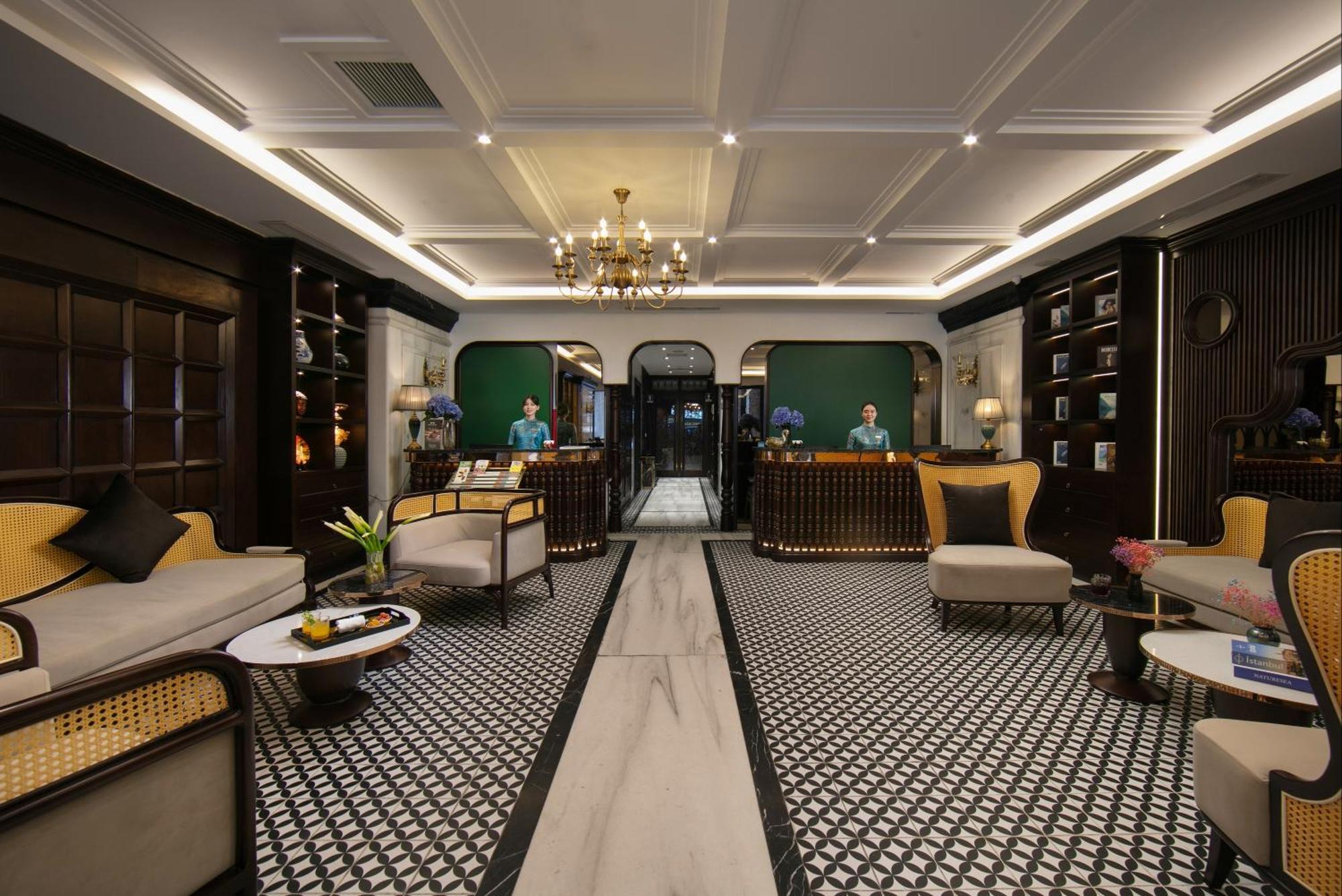 May De Ville Crown Hotel 하노이 외부 사진 The lobby of the hotel