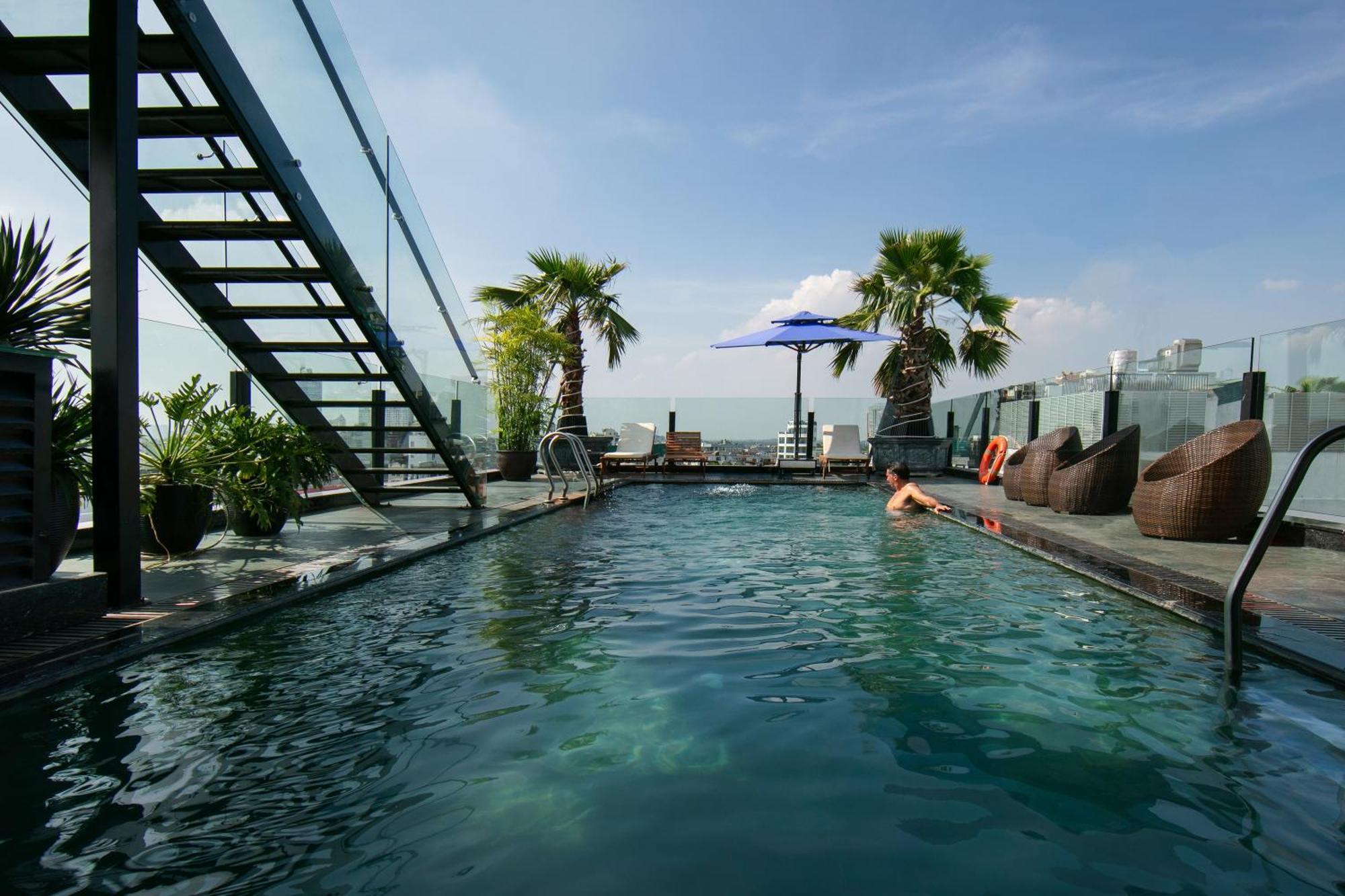 May De Ville Crown Hotel 하노이 외부 사진 Rooftop pool at the hotel