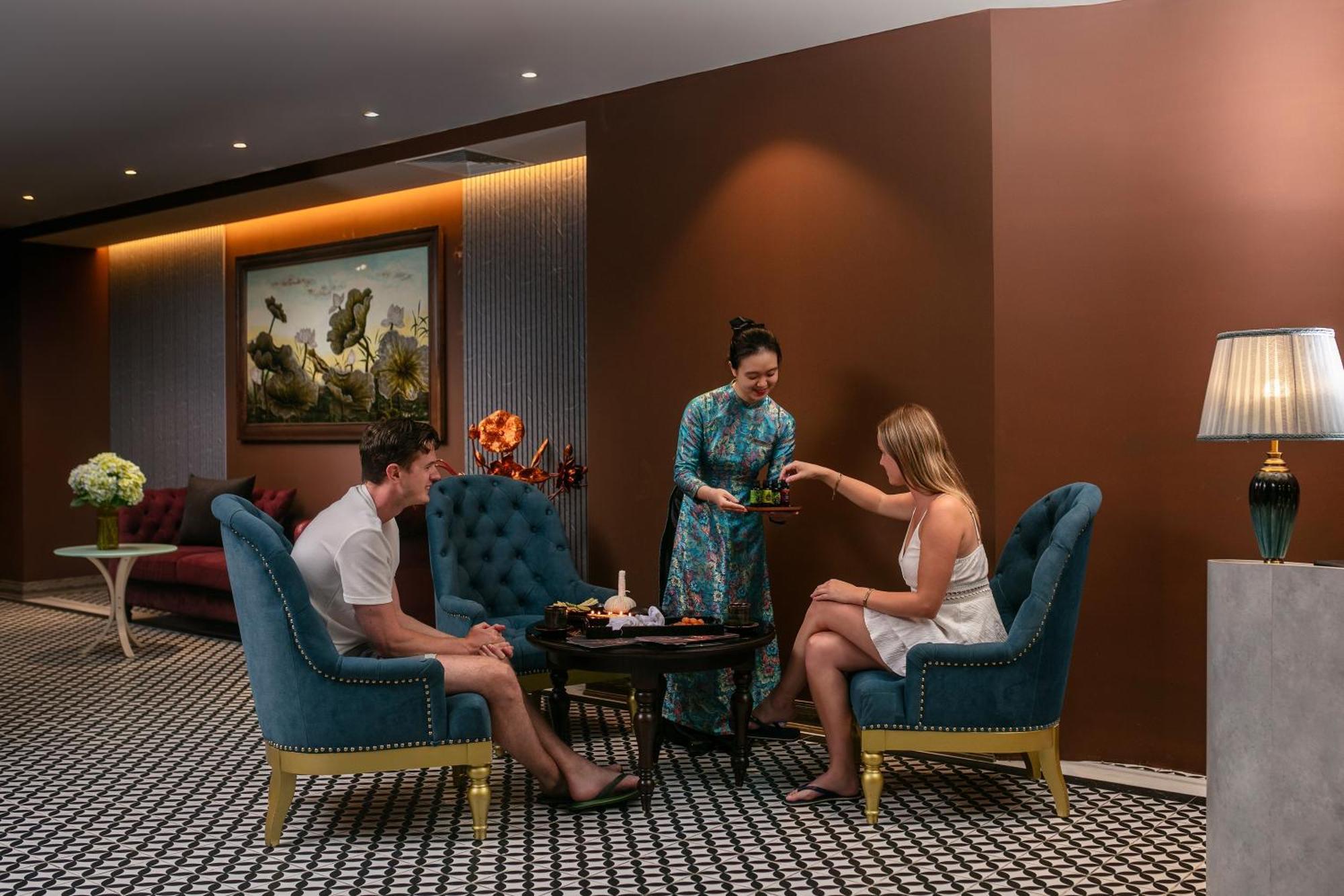May De Ville Crown Hotel 하노이 외부 사진 The Club at Hong Kong International Airport