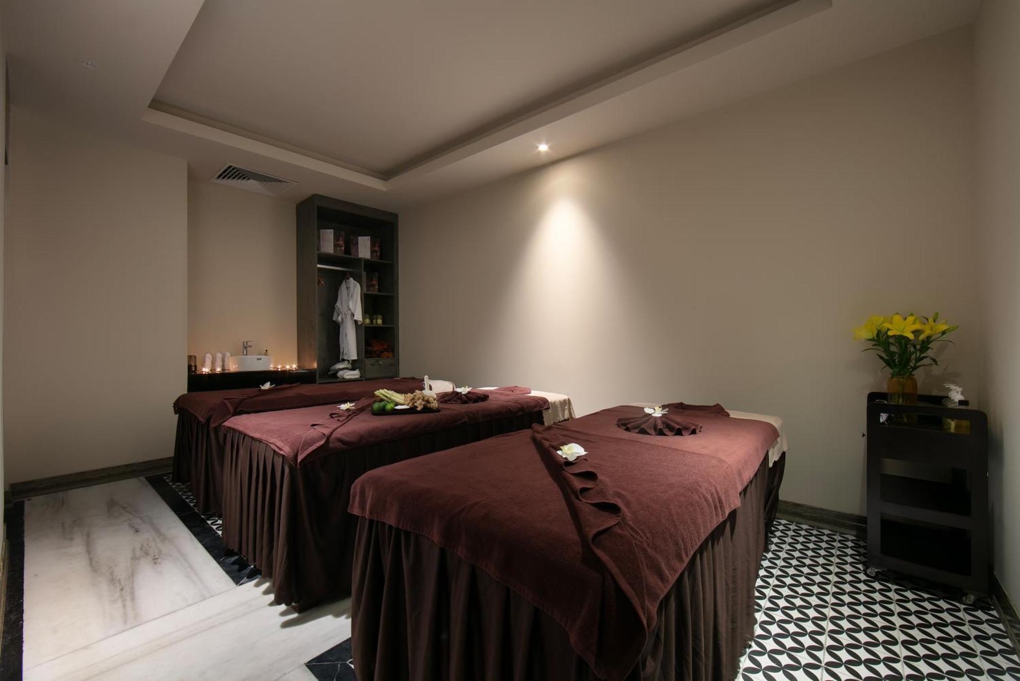 May De Ville Crown Hotel 하노이 외부 사진 A massage room at a spa in Ho Chi Minh City, Vietnam