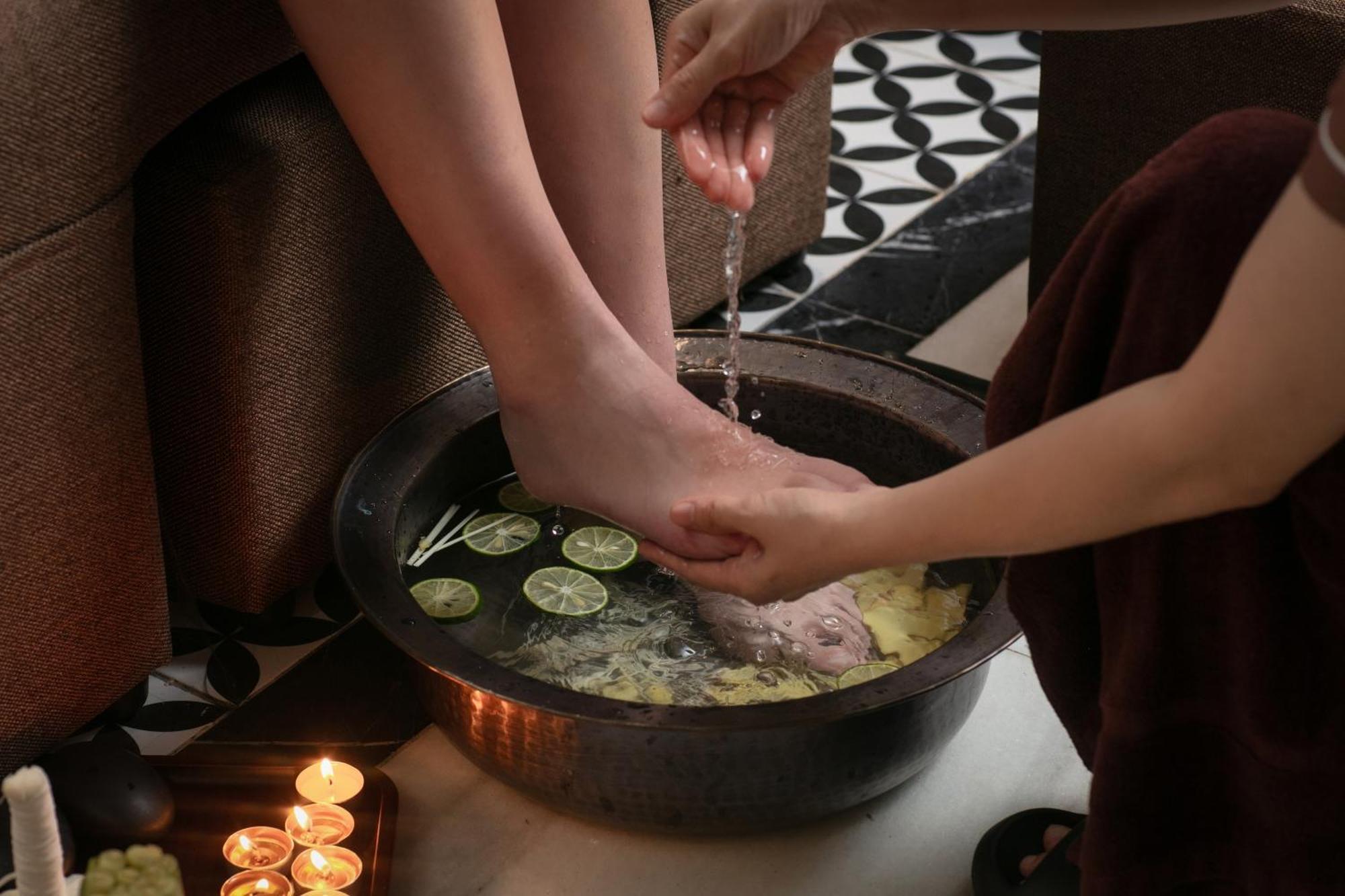 May De Ville Crown Hotel 하노이 외부 사진 A foot bath