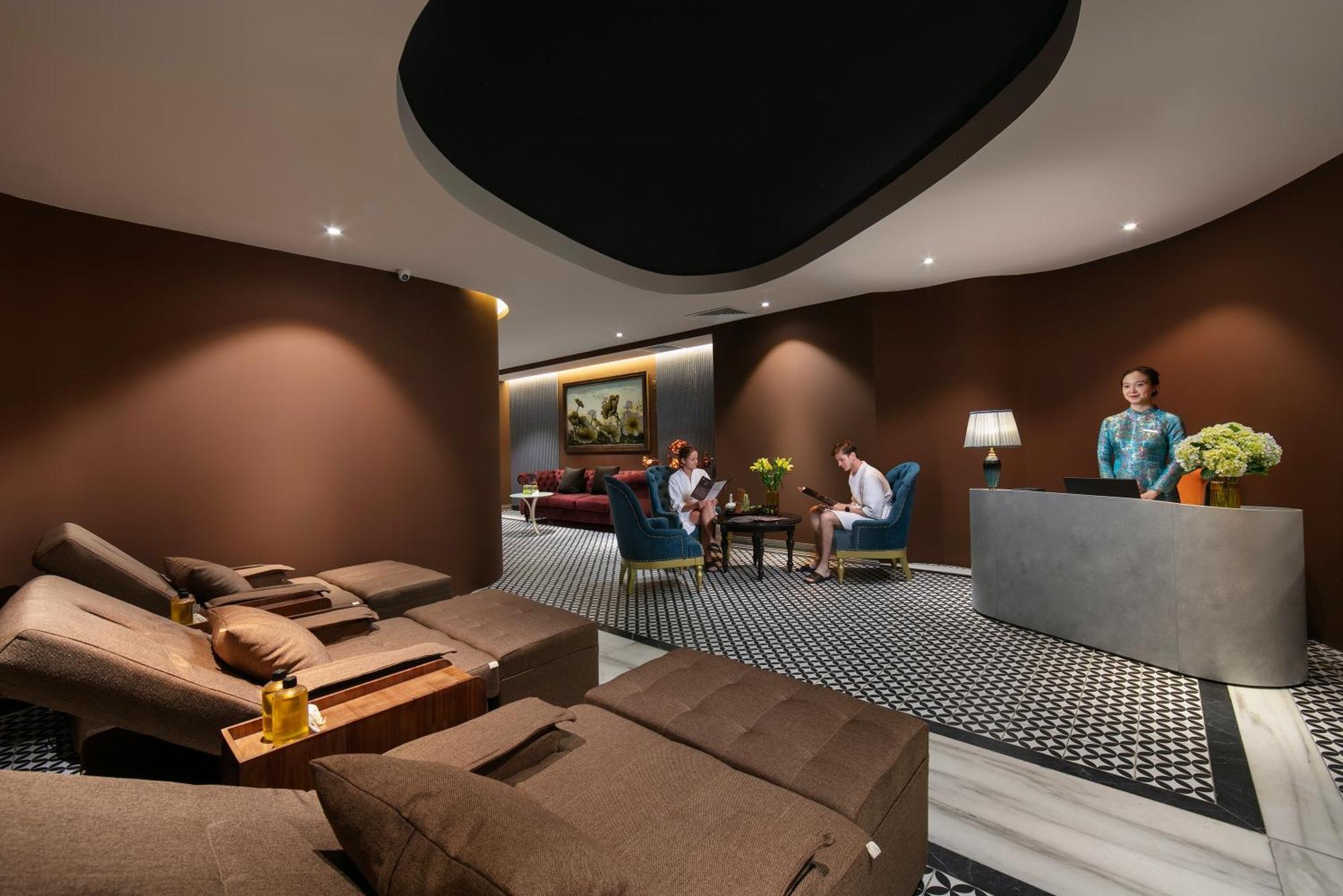 May De Ville Crown Hotel 하노이 외부 사진 The Wing at Hong Kong International Airport