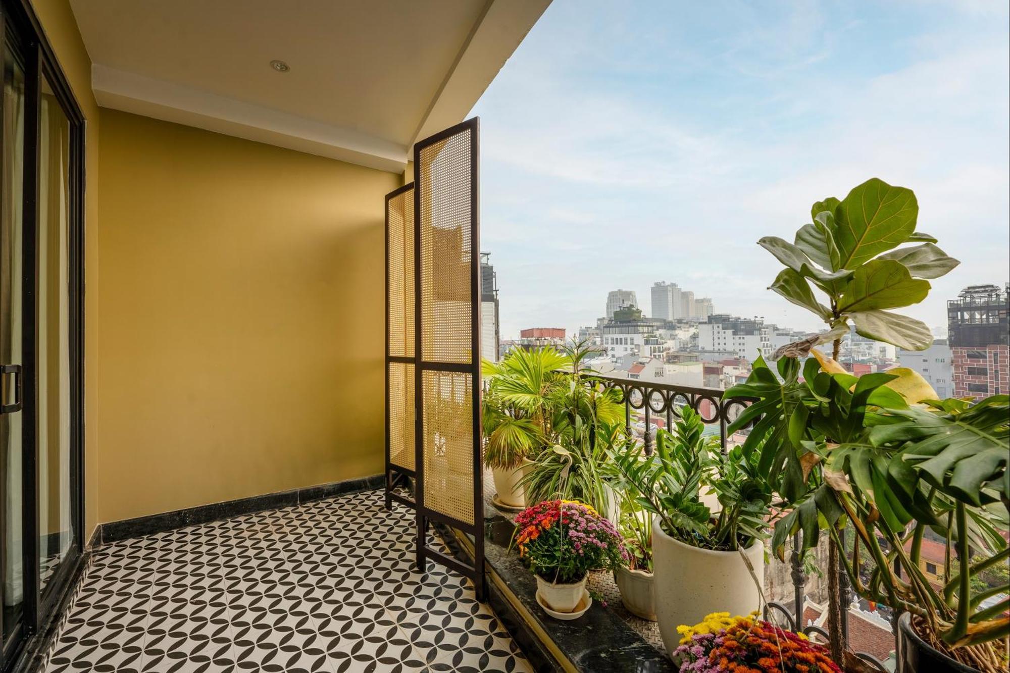 May De Ville Crown Hotel 하노이 외부 사진 A balcony in Hanoi, Vietnam