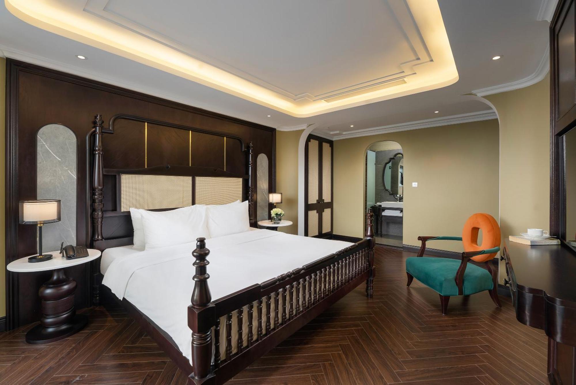 May De Ville Crown Hotel 하노이 외부 사진 A bedroom at the hotel